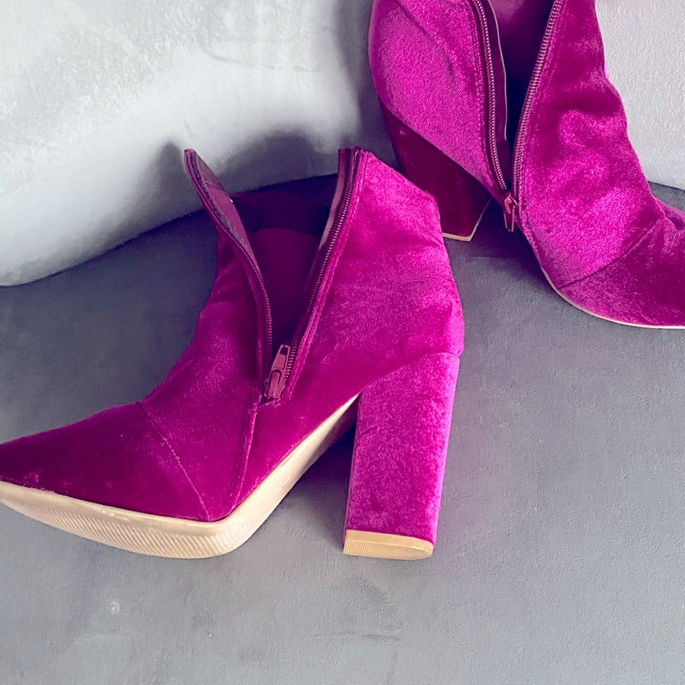 Absolutely Just Fabsss/ Hot pink/ Magenta Velvet Bootie’s size 10